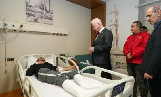 Vali Gül, depremde yaralananları hastanede ziyaret etti