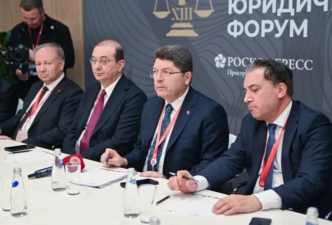 Adalet Bakanı Tunç, Katarlı ve BAE’li mevkidaşları ile görüştü