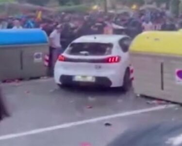 Aracıyla taraftarların arasına daldı: 13 yaralı