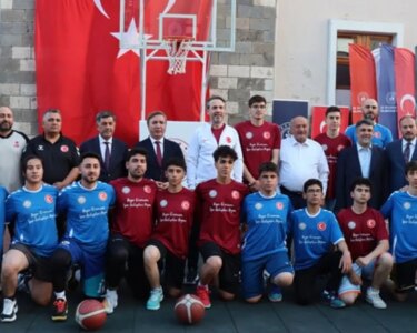 Bakan Bayraktar Erzincan'da gençlerle basketbol maçı yaptı
