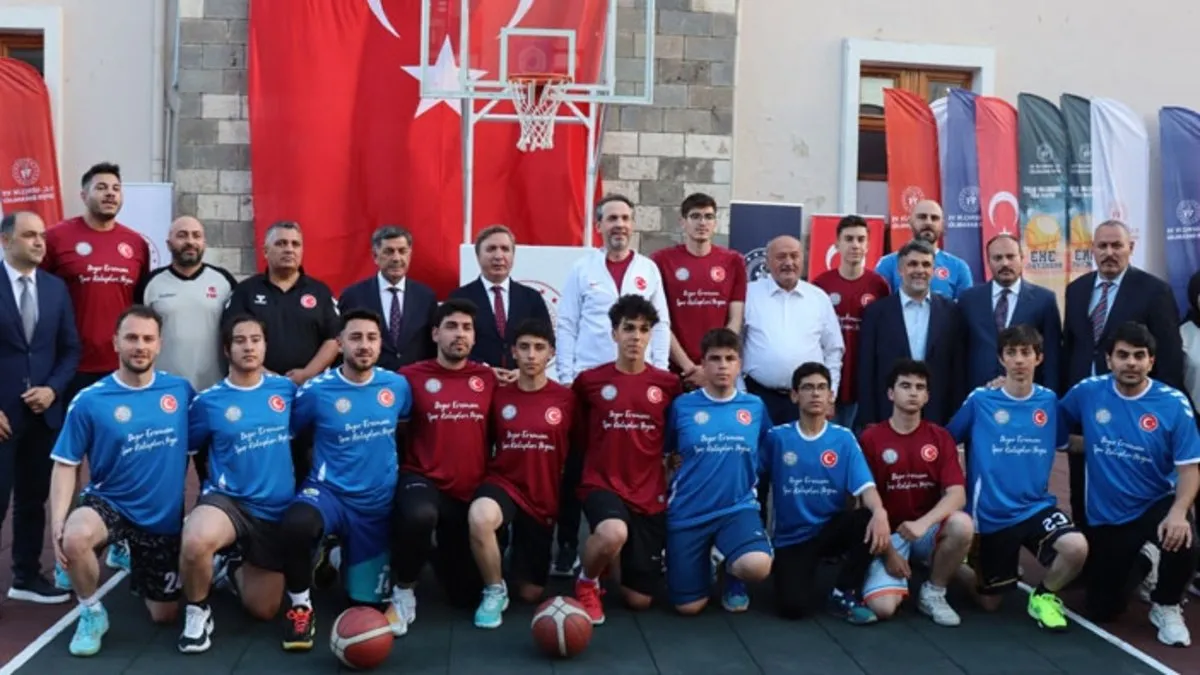 Bakan Bayraktar Erzincan’da gençlerle basketbol maçı yaptı