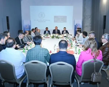 Bakan Ersoy’dan 2025 vizyonu: Hakkari’ye kayak merkezi geliyor, Gece müzeciliği genişliyor, halk plajları artıyor!