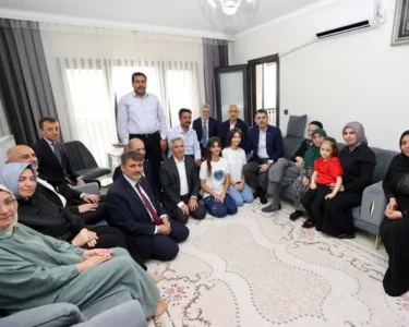 Bakan Kurum, yeni evlerine kavuşan Tıraş ailesini ziyaret etti: “Son inşaat bitene kadar yanınızdayız”