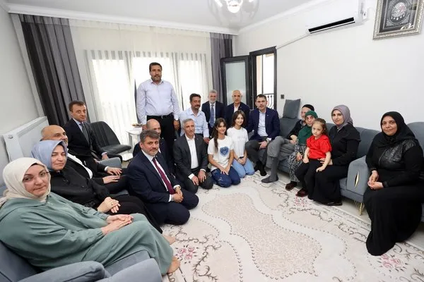 Bakan Kurum, yeni evlerine kavuşan Tıraş ailesini ziyaret etti: “Son inşaat bitene kadar yanınızdayız”