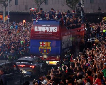 Barcelonalı futbolcular taraftarıyla buluştu