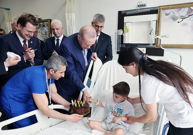 Başkan Erdoğan’dan açılışını yaptığı hastanedeki hastalara ziyaret
