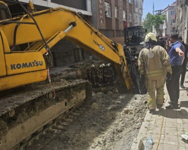 Bayrampaşa'da yol çöktü! 1 işçi göçük altında haberi