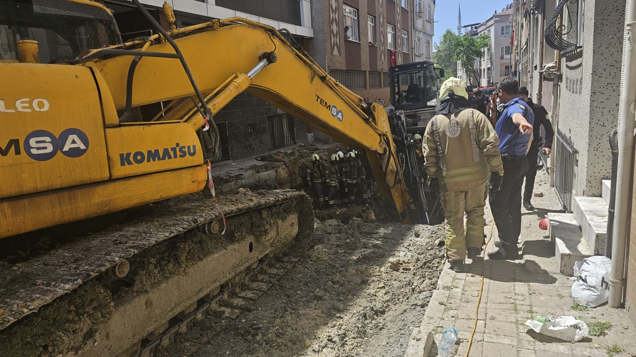 Bayrampaşa’da yol çöktü! 1 işçi göçük altında haberi