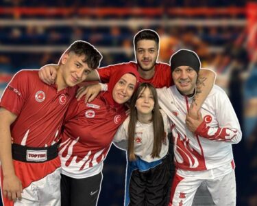 Bu ailede ringe çıkmayan yok: Anne baba 3 çocuğuyla ringlerin tozunu attırıyor - Son Dakika Spor Haberleri