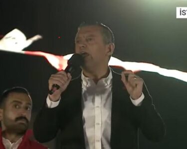 CHP lideri Özgür Özel Pendik'te konuşuyor: "Telefon buldum diye sevinen budalalara sesleniyorum"