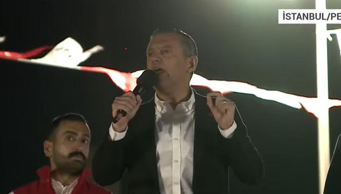 CHP lideri Özgür Özel Pendik’te konuşuyor: “Telefon buldum diye sevinen budalalara sesleniyorum”
