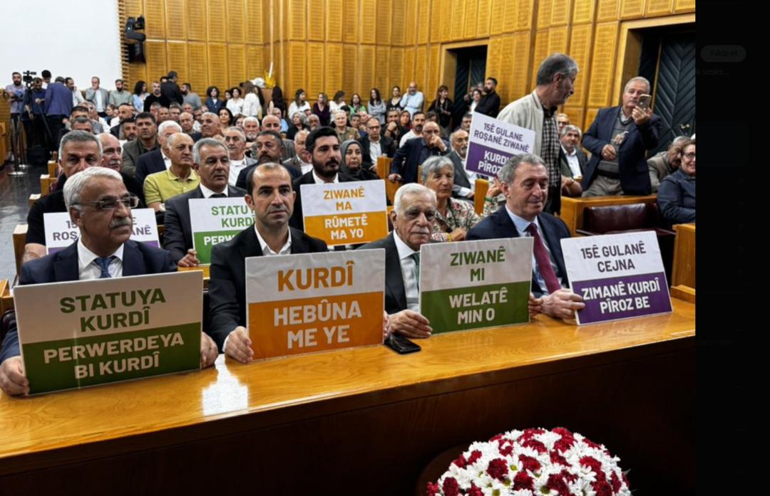 DEM Partililer dövizlerle kutladı… Orhun Abideleri’nden alıntı yapan Bakırhan, Bahçeli’ye teşekkür etti