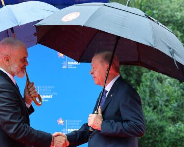 Anavutluk Başbakanı'nın giydiği ayakkabılar dikkat çekti