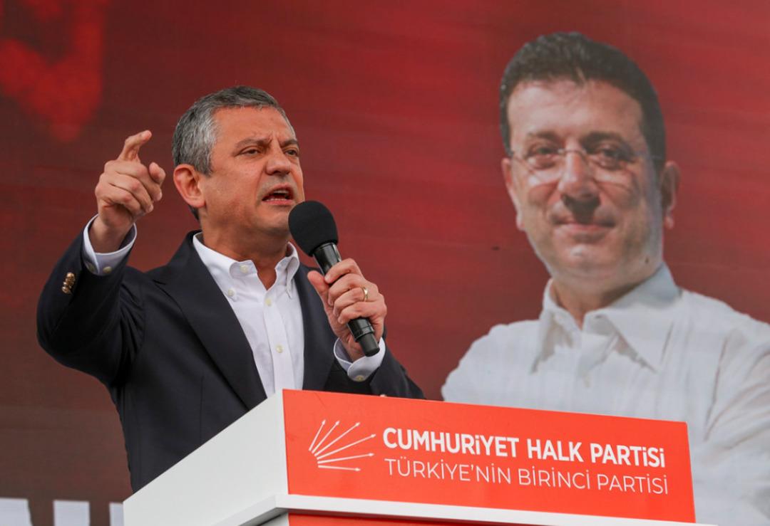 Ekrem İmamoğlu ile özdeşleşmişti… Konya mitinginde “Ceketini çıkar, kolları sıva” sloganlarına Özgür Özel’in yanıtı dikkat çekti