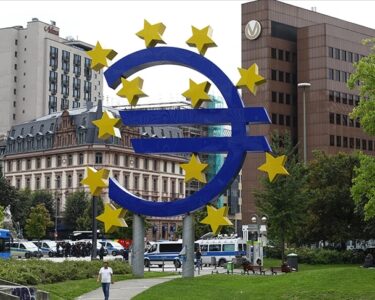 Euro Bölgesi ekonomisine 'zayıf talep' darbesi