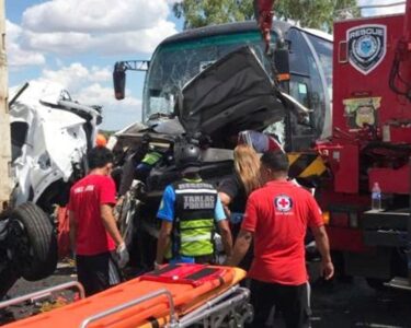 Filipinler'de yolcu otobüsü gişedeki araçlara çarptı: 12 ölü - Son Dakika Dünya Haberleri