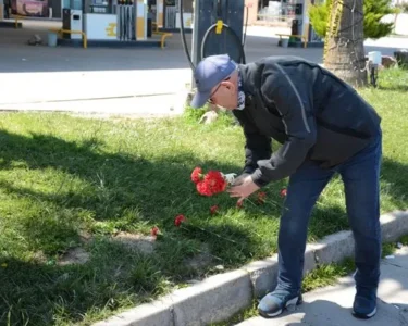 Göçük mağdurlarına kırmızı karanfil bıraktılar