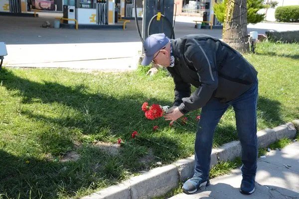 Göçük mağdurlarına kırmızı karanfil bıraktılar