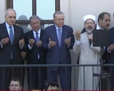 Gümrükçü İshak Ağa Camii ibadete açıldı