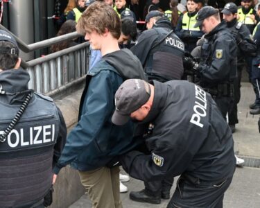 Hamburg'da tren istasyonunda "silah ve kesici alet" araması - Son Dakika Dünya Haberleri