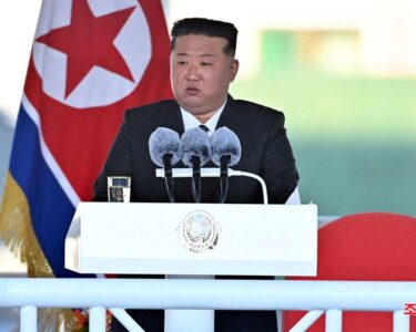 Kuzey Kore'de savaş gemisi suya indirilirken kızağından düştü - Son Dakika Dünya Haberleri