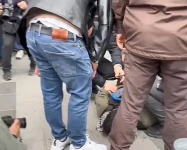 Mecidiyeköy'de üzerinden makas çıktı; kendisini 'Burun kıllarımı alıyorum' sözleriyle savundu