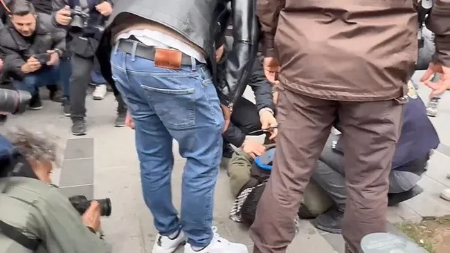 Mecidiyeköy’de üzerinden makas çıktı; kendisini ‘Burun kıllarımı alıyorum’ sözleriyle savundu
