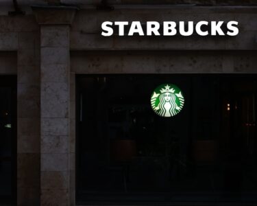 Starbucks’ta kıyafet kuralları gerginliği: Çalışanlar iş bıraktı