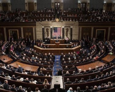 Trump'ın vergi planı ilk engeli aştı