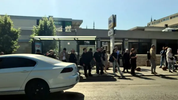 Özel Halk Otobüslerinin kontak kapatmasının ardından duraklarda yoğunluk oluştu