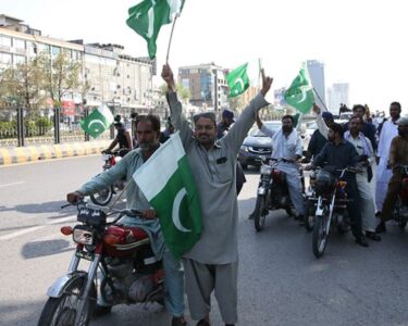 Pakistan halkı sokakta: Ateşkesin ardından orduya destek mesajı haberi