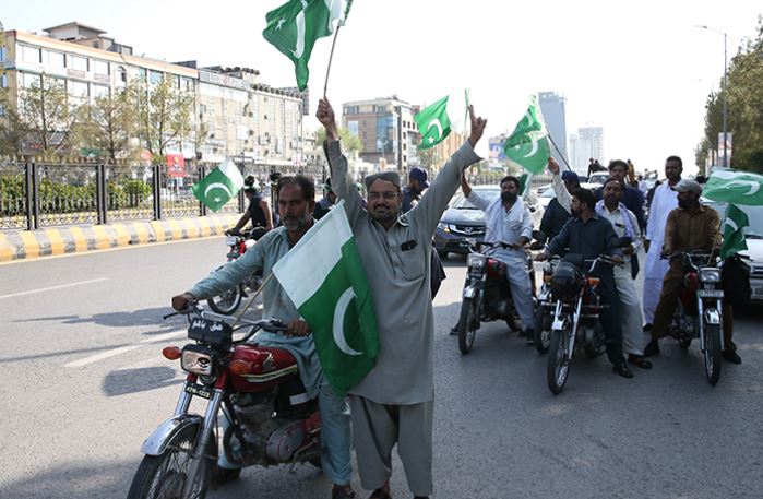 Pakistan halkı sokakta: Ateşkesin ardından orduya destek mesajı haberi