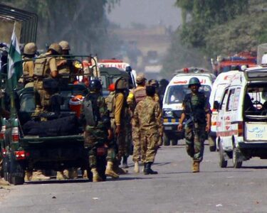 Pakistan'da askeri okul otobüsü vuruldu: 4 çocuk öldü, 30'u yaralandı - Son Dakika Dünya Haberleri