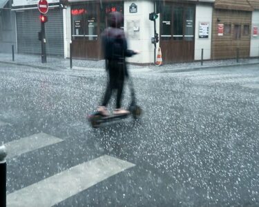 Paris’te 25 derece sıcaklıkta dolu yağdı - Son Dakika Dünya Haberleri