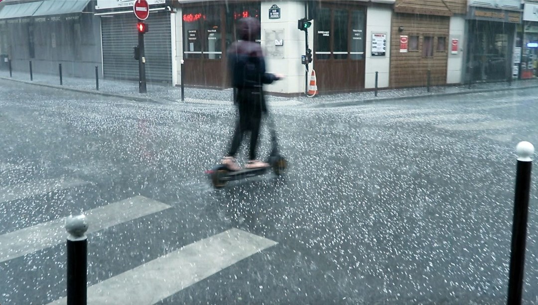 Paris’te 25 derece sıcaklıkta dolu yağdı – Son Dakika Dünya Haberleri
