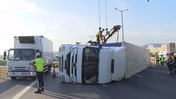 Pendik’te tır devrildi! Olay yerine ekipler sevk edildi