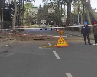 Sarıyer'de yolda çöktü: Yol trafiğe kapatıldı