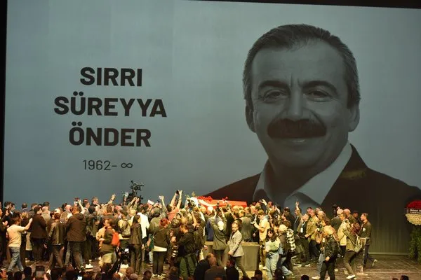 Sırrı Süreyya Önder için veda töreni: Ceren Önder Kandemir, babasını sevdiği türkü ile uğurladı
