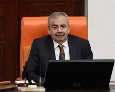 Sırrı Süreyya Önder'in sağlık durumuyla ilgili yeni açıklama: Ağır bir süreçten geçiyor, hayati riski devam ediyor