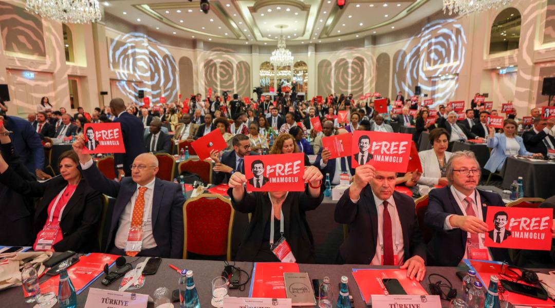 Sosyal medyayı karıştıran görüntü! DEM Partililer ‘Free İmamoğlu’ pankartını kaldırmadı, Sezai Temelli’den açıklama geldi