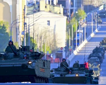 Tanklar Moskova sokaklarında