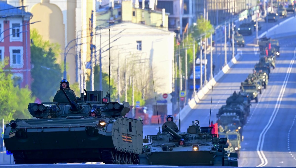 Tanklar Moskova sokaklarında: Rusya’da askeri geçit töreni provası