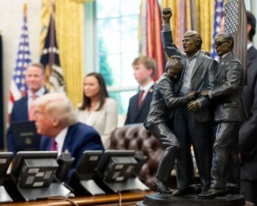 Trump Oval ofise kendi heykelini yerleştirdi: Daha büyüğü için bağış kampanyası başladı - Son Dakika Dünya Haberleri