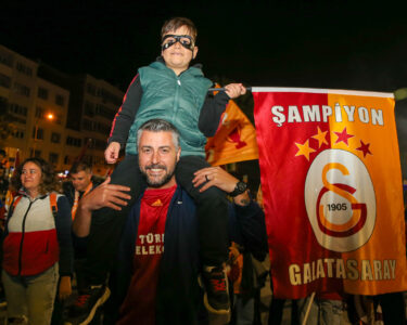 Türkiye sarı-kırmızıya büründü! Galatasaray'ın 5. yıldız coşkusu dört bir yanı sardı haberi