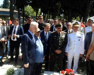 Bayram öncesi şehitliklerde hüzün yaşandı: Minik Eda askerlere şeker ikram etti