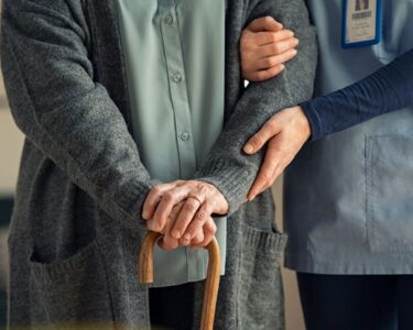 Dünyanın en yaşlı doktorunun 4 sırrı: 102 yaşında uzun yaşamını buna borçlu