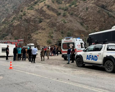 Hakkari'de midibüs kazası: 12 asker yaralandı