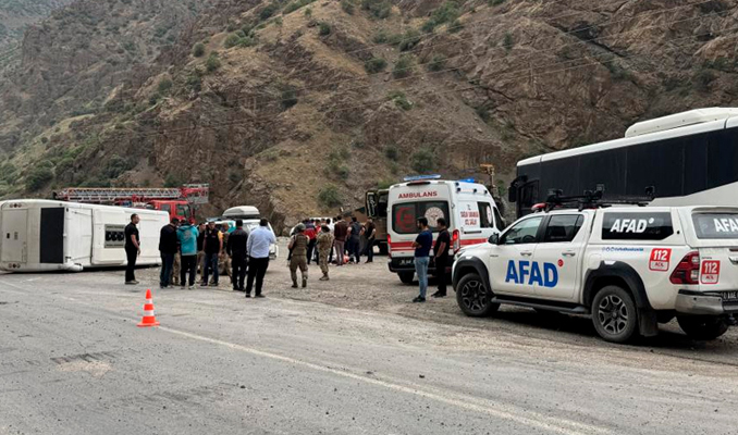 Hakkari'de midibüs kazası: 12 asker yaralandı