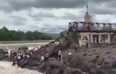 Hindistan'da köprü çöktüü