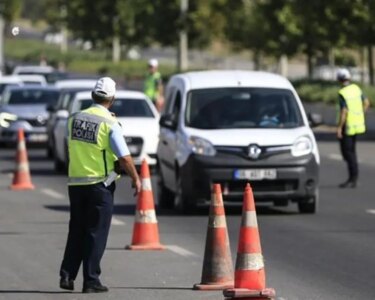 İstanbul'da trafik kurallarını ihlal eden 2 sürücüye 97 bin 557 lira para cezası